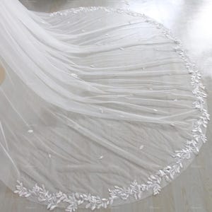 Vintage Leaf Lace wedding veil with Scattered leaf lace Veil with comb 1T Cathedral Bridal Veil fingertip Veil Chapel veil Custom made veil