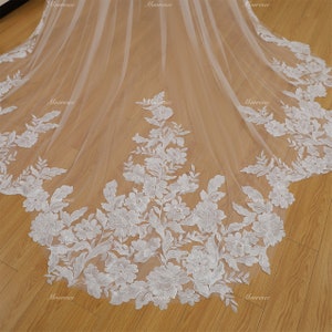 Vintage Floral Lace Wedding Veil Gorgeous Scalloped Veil Bridal Veil with comb 1 Tier Cathedral Long Wedding Veil Scallop Hem Lace Veil