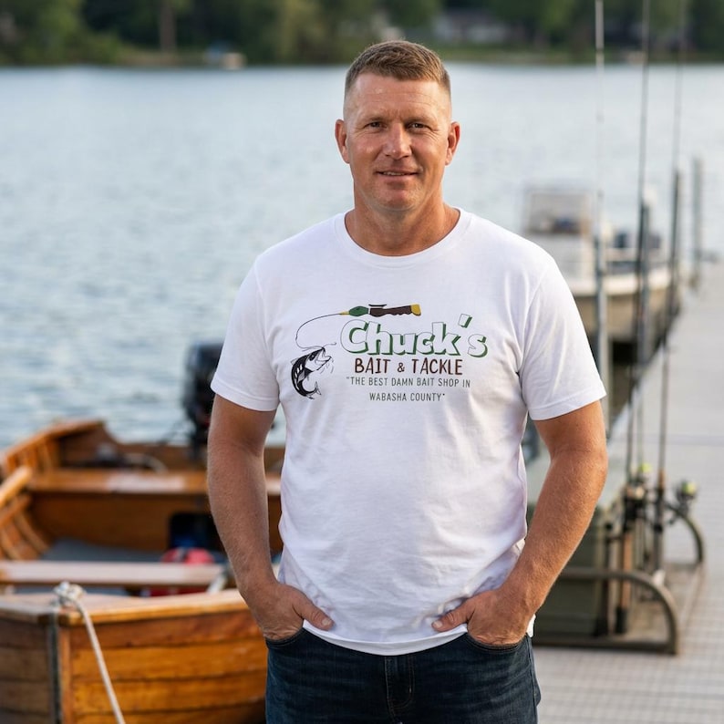 Camiseta vintage de Chucks Bait Shop, camiseta retro de pesca, camiseta de la vida en el lago, regalo para papá, camiseta de pescador del Medio Oeste, inspirada en Grumpy Old Men. imagen 1