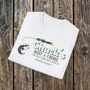 Camiseta vintage de Chucks Bait Shop, camiseta retro de pesca, camiseta de la vida en el lago, regalo para papá, camiseta de pescador del Medio Oeste, inspirada en Grumpy Old Men. imagen 2