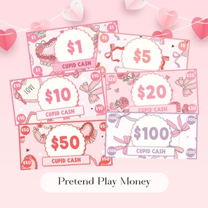 Op de afbeelding: Roze speelgeld met coupures van 1, 5, 10, 20, 50 en 100. Elke biljet heeft decoratieve elementen zoals strikken, harten en de tekst "Cupid Cash". De tekst "Pretend Play Money" staat onderaan.