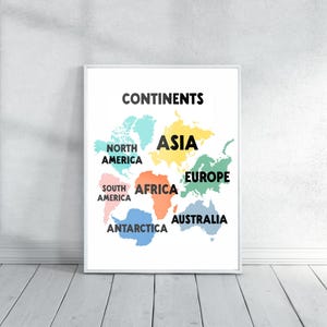 Puede incluir: Un póster enmarcado que muestra un mapa del mundo colorido con la palabra "CONTINENTES" en la parte superior. Cada continente es de un color diferente, con los nombres de los continentes en negro. El póster se muestra contra una pared blanca y un suelo de madera.