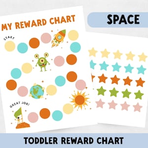 Puede incluir: Un gráfico de recompensas para niños pequeños con temática espacial, con ilustraciones de cohetes, extraterrestres y planetas. El gráfico incluye círculos coloridos y el texto "My Reward Chart", "Start" y "Great Job!". Se incluye una hoja separada de pegatinas de estrellas.