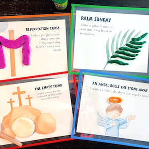 Puede incluir: Cuatro tarjetas educativas con bordes coloridos. Las tarjetas presentan ilustraciones y texto sobre temas religiosos, incluyendo una cruz, una rama de palma, un sepulcro vacío y un ángel. Play-Doh y materiales de arte son visibles.
