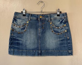 Size 7 Waist: 31” Vintage Y2K/2000s No Boundaries Denim Lowrise Mini Skirt Studded Boho