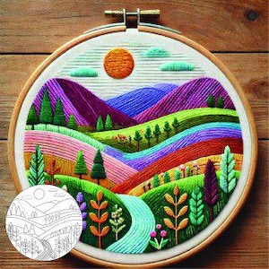 Peut inclure: Art de broderie en forme de cercle représentant un paysage coloré avec des montagnes, des arbres, une rivière et un soleil. Les montagnes sont violettes, bleues, vertes et orange. Les arbres sont verts et bruns. La rivière est bleue. Le soleil est orange.