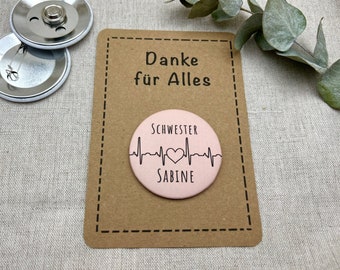 Name badge for healthcare and nursing staff | Personalized badge with your desired text and gift card | 59 mm | Nurse badge