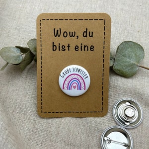 Anstecker große Schwester Regenbogen Magnet & Anstecknadel Button große Schwester Geschenk zur Geburt 32mm Geschwister Bild 1