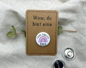 Anstecker große Schwester – 32mm | personalisiert | Regenbogen Button | Geschenk große Schwester | Magnet & Anstecknadel | Geschenk Geburt