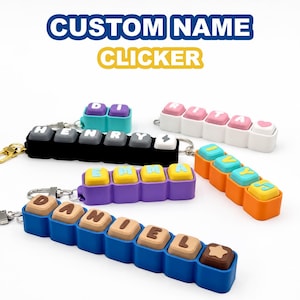Può includere: Portachiavi clicker con nomi personalizzati dotati di basi rettangolari colorate e pulsanti quadrati premibili che mostrano lettere e simboli. Il set include varie combinazioni di colori come blu, viola, arancione, nero e bianco con tasti a contrasto.