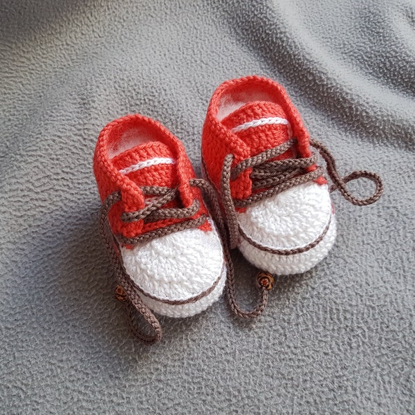 Baby-Turnschuh, dreifarbig mit Schuhband ab Größe 15