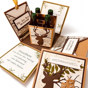 Könnte beinhalten: Eine mehrlagige Geschenkbox mit einem zentralen Träger für vier kleine Flaschen, verziert mit Hirschsilhouetten, Holzmaserungsmustern und Texten wie Für den Mann und Waidmannsheil auf cremefarbenem und braunem Karton.
