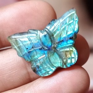 Rzeźba motyla z labradorytu: próbka naturalnego kryształu (15 x 30 mm)