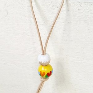 Kleiner Anhänger "Spring"  handbemalt aus Holzkugeln, einzigartiges Glückspüppchen für versch. Anlässe