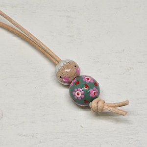 Kleiner Anhänger "Emmchen" handbemalt aus Holzkugeln, einzigartiges Glückspüppchen für versch. Anlässe
