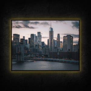 LED Leuchtbild - New York Skyline Manhattan - Leuchtendes Wandbild mit Rahmen