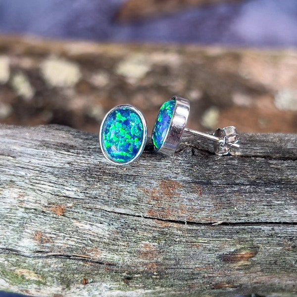 Jeu de couleurs Australie - Boucles d'oreilles en argent sterling 8 x 6 mm avec lunette ornée d'opale de feu bleu-vert - Un cadeau idéal à porter tous les jours !