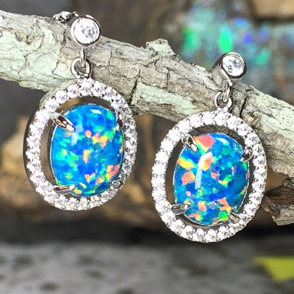Pendientes de plata de ley con halo de ópalo creado: Ópalo de fuego azul verdoso