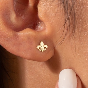 Pequeño pendiente minimalista con flor de lis real, delicado pendiente con forma de lirio de San Nicolás y loto, símbolo de santo católico, regalo de joyería para Navidad