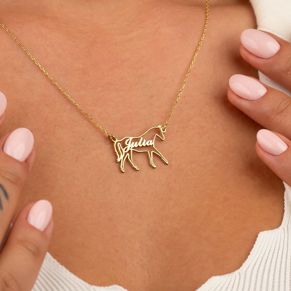 Gepersonaliseerde sierlijke holle cowgirl paardenketting, minimalistische jockey paardensport charme met naam, cadeau voor paardenliefhebber