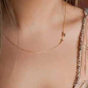 Collar personalizado con inicial lateral, collar personalizado con dos letras, collar minimalista con letra lateral, collar delicado con inicial