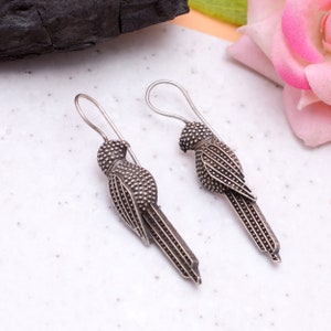 Graziosi orecchini a forma di pappagallo di Vachee - Orecchini in argento ossidato nero - Orecchini minimalisti - Regalo per lei