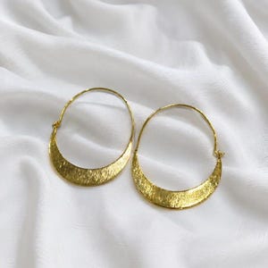 Créoles en croissant de lune en or, boucles d'oreilles mandala, boucles d'oreilles demi-lune, boucles d'oreilles lunaires légères finition lune en forme de lune pour femme