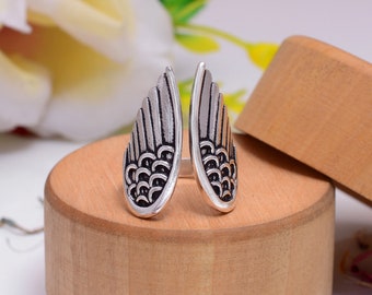 Anello regolabile a forma di ala d'angelo, gioiello vistoso in argento ossidato con piuma