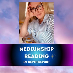 Może przedstawiać: Zdjęcie uśmiechniętej kobiety w okularach. Tekst „MEDIUMSHIP READING IN-DEPTH REPORT” wyświetlany jest na niebiesko-fioletowym banerze na tle zachmurzonego nieba.