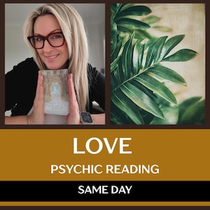 Op de afbeelding: Afbeelding met een vrouw die een tarotkaart vasthoudt, met de tekst "LOVE PSYCHIC READING SAME DAY" op een gouden banner. Een close-up van groene bladeren staat rechtsboven. De vrouw draagt een bril en een smartwatch.