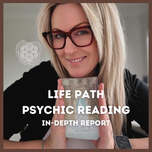 Puede incluir: Una persona con gafas sostiene una baraja de cartas con el texto "LIFE PATH PSYCHIC READING IN-DEPTH REPORT". Las cartas presentan una escena de bosque mística. La imagen tiene un borde marrón y un logotipo que dice "SELINA DANIELLE PSYCHIC MEDIUM."