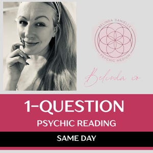 Op de afbeelding: Een zwart-witportret van een persoon met een hoofdband naast een roze logo met een geometrische bloem en de tekst Belinda Danielle Psychic Medium. Daaronder toont een magentakleurige banner de witte tekst 1-QUESTION PSYCHIC READING.