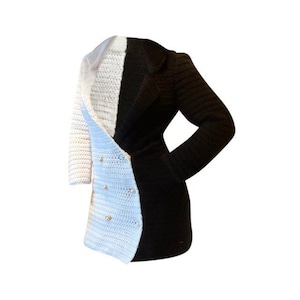 Könnte beinhalten: Ein schwarz-weiß gestrickter Blazer mit doppelreihigem Verschluss und goldenen Knöpfen. Der Blazer ist in der Mitte geteilt, eine Seite ist weiß, die andere schwarz.