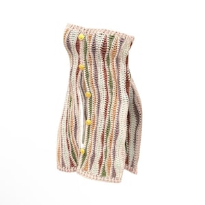 Könnte beinhalten: Ein langer, gestreifter Häkelcardigan mit Knopfleiste. Der Cardigan ist in verschiedenen Farben gehalten, darunter Rosa, Braun, Grün und Weiß.