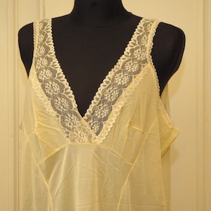 L size/Vintage Lace Vintage Slip Dress Vintage Vanity Fair Slip,Lace Slip,80s Slip,dress Slip Lingere, Nylon Slip, vintage underdress dress