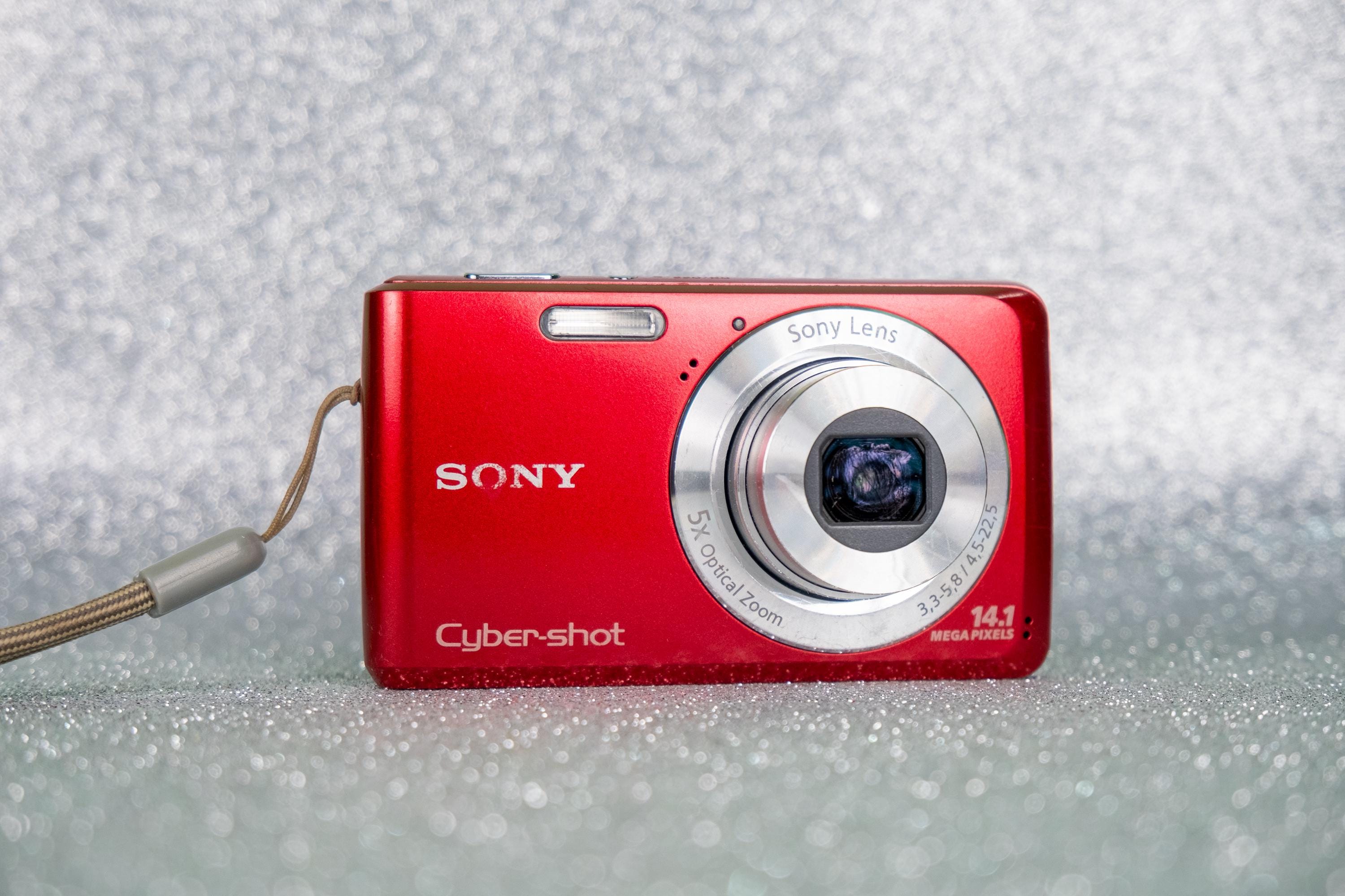 Sony Cybershot DSC-W520 - Y2k Digicam - 14.1 mp - Red Sony Cybershot DSC-W520 - Y2k Digicam - 14.1 mp - Red