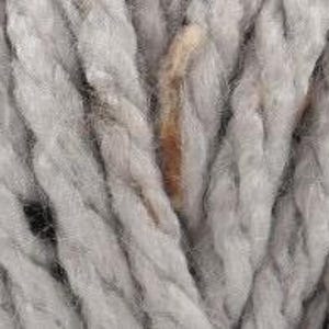Peut inclure: Gros plan sur un fil de laine gris clair avec des taches brunes. Le fil est &eacute;pais et textur&eacute;, avec une apparence de corde.