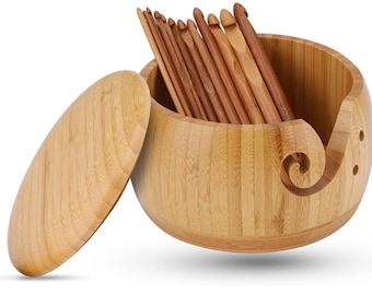 Peut inclure: Un bol à laine en bois avec un couvercle et un jeu d'aiguilles à crochet en bambou. Le bol a un trou pour faire passer le fil et un motif en spirale décoratif.
