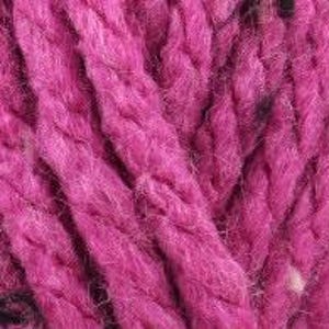 Peut inclure: Gros plan sur une pelote de fil rose fonc&eacute; avec des points blancs.