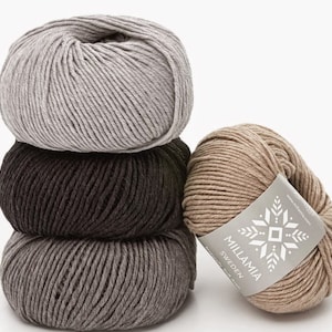 Puede incluir: Cuatro ovillos de lana en diferentes tonos de gris, marrón y beige. La lana está apilada una encima de la otra. El ovillo de lana superior tiene una etiqueta que dice "Millamia Sweden".