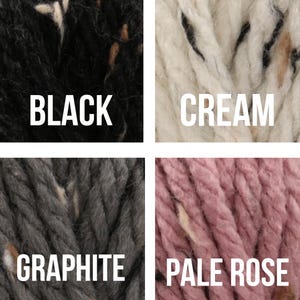 Peut inclure: Quatre &eacute;cheveaux de laine de diff&eacute;rentes couleurs&nbsp;: noir, cr&egrave;me, graphite et rose p&acirc;le. Chaque &eacute;cheveau pr&eacute;sente un motif mouchet&eacute; avec des points blancs.