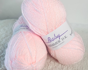 James C Brett Baby Shimmer DK 100 g, fil à tricoter double super doux anti-boulochage, 100 % acrylique, couverture au crochet sécuritaire pour bébé, laine lisse et brillante