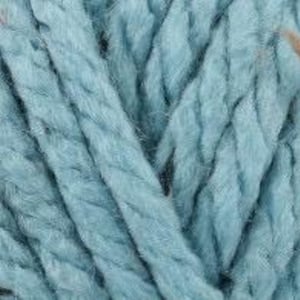 Peut inclure: Une pelote de fil bleu clair avec une texture duveteuse. Le fil est compos&eacute; d'un m&eacute;lange de fibres, dont le coton et la laine.