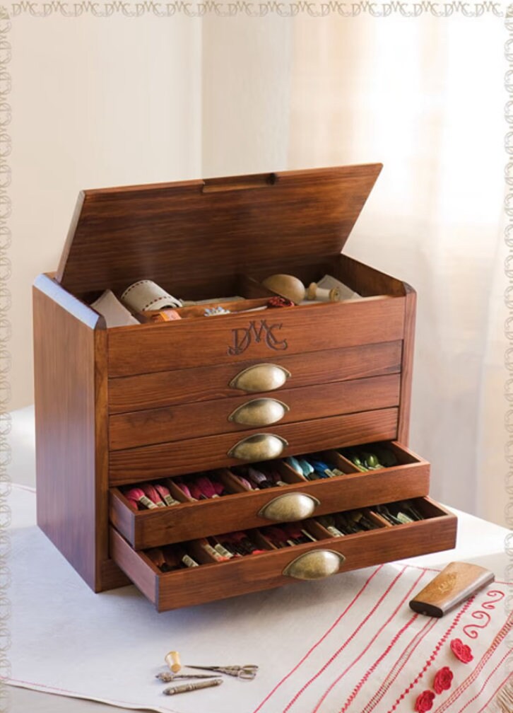 DMC ビンテージ引き出し Vintage Wooden Chest with 500 skeins assortment