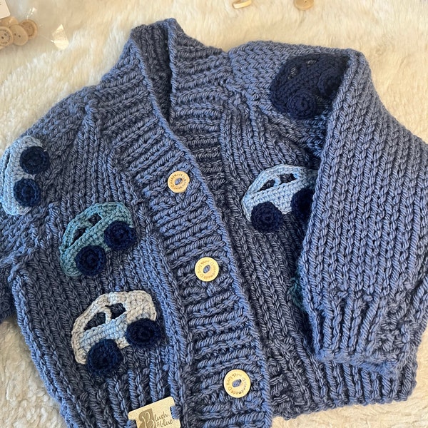 Pull bleu denim pour tout-petit en tricot à la main avec des voitures - Cardigan en grosse laine personnalisé pour bébés - Mode estivale surdimensionnée sur mesure