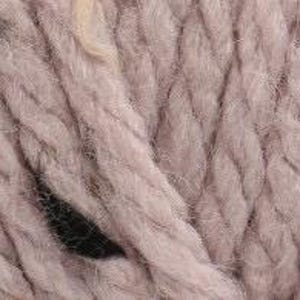 Peut inclure: Gros plan d'une pelote de fil doux et &eacute;pais de couleur rose poudr&eacute;. Le fil a une texture l&eacute;g&egrave;rement duveteuse.
