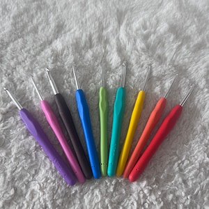 Crochet Hooks Set 9PCS Aluminum Knitting Needles Pins Kit Ergonomic Soft Grip Handle Measuring Tape Stitch Markers Various Colors