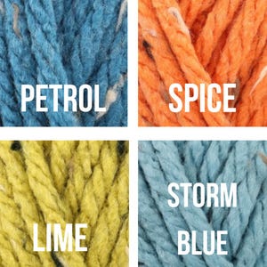 Peut inclure: Quatre pelotes de laine de diff&eacute;rentes couleurs&nbsp;: bleu p&eacute;trole, orange &eacute;pice, vert lime et bleu temp&ecirc;te. Chaque pelote porte une &eacute;tiquette avec le nom de la couleur.