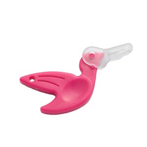 Puede incluir: Una cuchara rosa para bebé con diseño de cisne. La cuchara tiene un mango curvo y una punta de plástico transparente. La cuchara es de plástico y tiene un agujero en el extremo del mango.