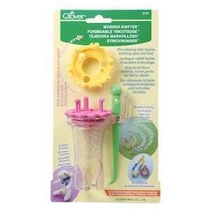 Puede incluir: Un paquete verde y amarillo para un Wonder Knitter, un telar de punto de plástico con un disco giratorio. El paquete muestra un telar de punto de plástico rosa y transparente con un mango verde. El paquete también muestra una variedad de animales tejidos y joyas de cuentas.